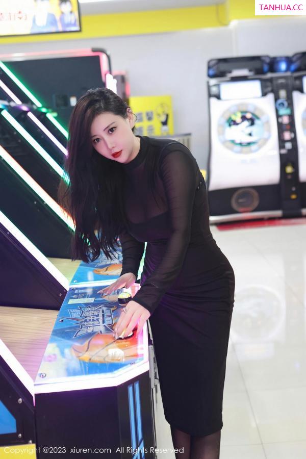 王格 王婉悠 [XiuRen]高清写真图 2023.08.14 No.7230 王婉悠Queen 黑丝丰腴第2张图片